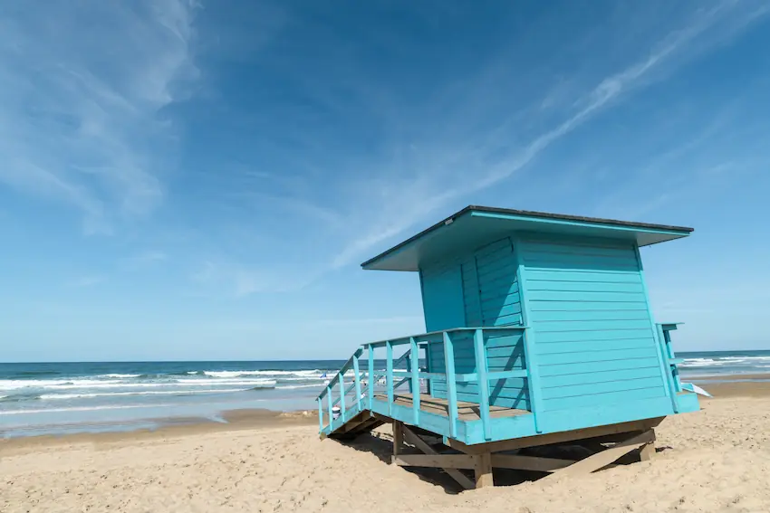 Cabane sur la plage à Vendays-Montalivet près du camping de la côte d'argent